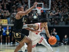 Wisconsin bate o recorde de 18 cestas de 3 pontos para vencer o 15º Purdue por 97-93 no final da temporada regular