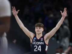 Braylon Mullins da UConn amaldiçoa Hot Mic após Miracle Shot vs.
