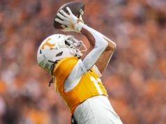 Vols WR Chris Brazell fala com Cam Ward dos Titãs no NFL Combine
