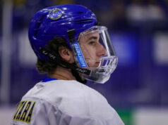 Jogador de hóquei de Buckingham indicado ao prestigioso prêmio Hobie Baker