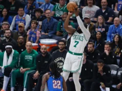 Neemias Queta salta com o Boston Celtics para alimentar o jogo da FIBA