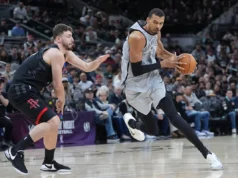 A estrela do Spurs, Wembaniyama, foi excluída do confronto com o Nuggets devido a uma dor no tornozelo direito