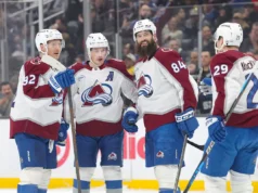 Toews marcou a vitória tardia na vitória do Avalanche sobre os Kings por 4 a 2 no primeiro jogo de Los Angeles sob o comando do novo técnico.