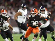 Classificando os Bears assinado por LB Devin Bush