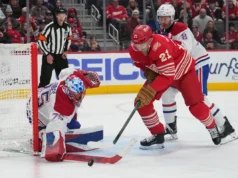 DeBrincat marcou o gol verde e duas assistências na vitória dos Red Wings por 3 a 1 sobre os Canadiens.