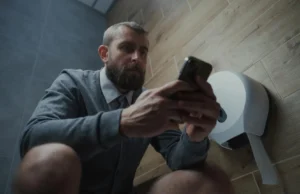 Estudos demonstraram que usar o telefone no banheiro pode causar problemas médicos dolorosos