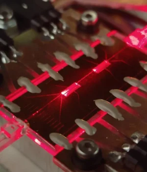 quantum-laserwritten-glass-chip.webp.webp