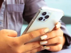 Cientistas criam esmalte transparente que permite usar telas sensíveis ao toque com unhas compridas