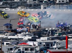 Pelo menos 25 carros foram destruídos no grande acidente, encerrando a corrida da Talladega Cup