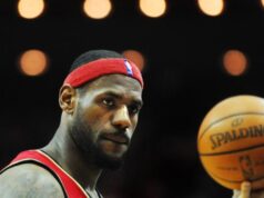 Depois de anos do icônico lance de giz, o novo ritual pré-jogo dos Lakers é uma evolução de LeBron James