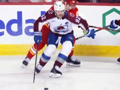 Landskog marca gols consecutivos para levar o Avalanche à vitória por 3 a 1 sobre o Flames