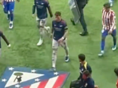 Ben White e Diego Simeone se enfrentam após sair com emblemas do Atlético de Madrid