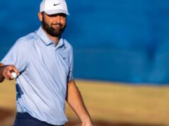 Por que as pernas de Scotty Scheffler se movem para trás quando ele balança seu taco de golfe