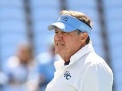 Savannah Bananas explora Bill Belichick durante a parada em Chapel Hill