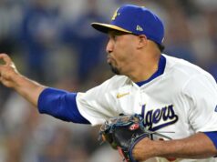 O técnico dos Dodgers, Dave Roberts, soa alarmado por causa de Edwin Diaz após o erro dos Rockies
