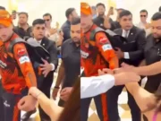 IPL 2026: Horrível! Fangirl puxa à força a mão de Abhishek Sharma; Medidas de segurança – consulte