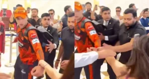 IPL 2026: Horrível! Fangirl puxa à força a mão de Abhishek Sharma; Medidas de segurança – consulte