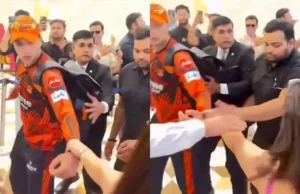 IPL 2026: Horrível! Fangirl puxa à força a mão de Abhishek Sharma; Medidas de segurança – consulte