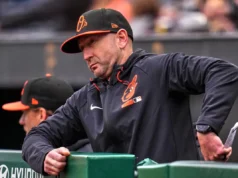 O técnico do Orioles, Craig Albernaez, está bem depois de tirar um line drive do rosto