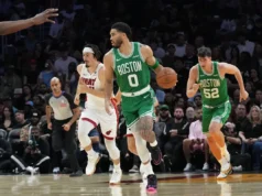 Brown marca 43, triplo-duplo de Tatum e Celtics se afastam, 147-129