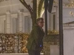 Peter Mandelson será multado por urinar no muro de um jardim de Notting Hill – assim que o conselho conseguir rastrear seu endereço