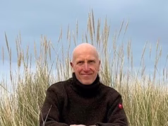 Um avô inocente foi morto por um bandido de um só soco quando tentou ajudá-la a cair no chão depois de agredi-la pela primeira vez por assediar mulheres em um bar, ouviu um tribunal.