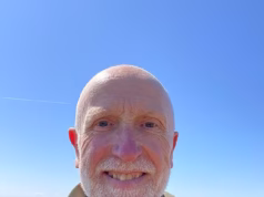 Um homem acusado de matar um avô com um soco disse ao tribunal que sabia ter causado sérios danos à vítima quando sua cabeça bateu no chão.