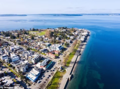 Uma linda praia de Seattle desce para uma paisagem infernal de Mad Max, onde festas a noite toda, corridas de rua e tiros aterrorizam os moradores de longa data.