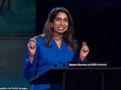 Cada escola deve ter um retrato do Rei e hastear a bandeira da União, anunciou o reformador – no âmbito do seu “currículo patriótico” para o Dia de São Jorge.