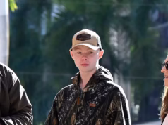 O meio-irmão com cara de bebê de Anna Kepner, de 16 anos, é desmascarado ao ser formalmente acusado como adulto pelo assassinato em seu navio de cruzeiro