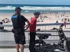 Pesado ou justo o suficiente? Os australianos ficam divididos depois que um jovem piloto de bicicleta elétrica é confrontado por uma polícia séria