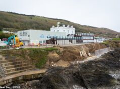 Proprietário de parque de férias forçado a construir um paredão de £ 300.000 para proteger seu restaurante à beira do penhasco depois que o conselho recusou