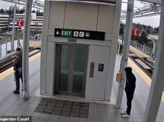 Um homem parado na plataforma de um trem olhando para seu telefone sofre o pior pesadelo de qualquer passageiro nas mãos de um estranho horrível que o observa por trás do elevador.