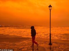 A ilha grega foi coberta por uma tempestade de poeira no Saara e foi atingida por tornados, desviando os voos do feriado de Páscoa e deixando o céu vermelho e laranja.