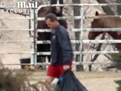 O marido de Christy Noem, Brian, mantém a cabeça baixa ao ser visto na fazenda da família pela primeira vez desde o escândalo de ‘bimboficação’