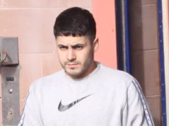 Prisioneiro, requerente de asilo afegão que espionou uma mulher nua em um centro de lazer enquanto estava sob fiança por agressão sexual