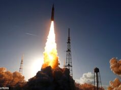 Artemis II da NASA explode em direção à Lua em uma decolagem ardente, enviando humanos ao espaço como nunca antes