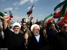 Nunca pedimos um cessar-fogo a Trump, o Irão diz que classificou as alegações do acordo do presidente dos EUA como “ridículas” depois de ele ter ameaçado bombardear o país “de volta à Idade da Pedra”.