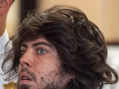 Um homem foi acusado de matar sua avó de 90 anos com um skate