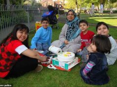 Os detetives que investigam as mortes de uma mãe e dos seus cinco filhos num incêndio não resolvido numa casa em 2012 apelaram ao autor anónimo da carta para que “seja corajoso e se apresente”.