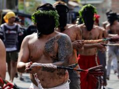 Devotos católicos de olhos vendados chicoteiam suas costas ensanguentadas nas Filipinas na Quinta-feira Santa Mundial