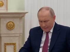 Um Putin carrancudo está sentado em sua cadeira enquanto o primeiro-ministro armênio elogia a importância da democracia e da liberdade nas redes sociais durante a reunião do Kremlin