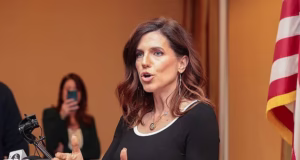 Aliados de Trump dizem que a demitida Pam Bondi ainda precisa testemunhar sobre o ‘encobrimento’ de Epstein – e possível substituição