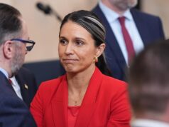 Tulsi Gabbard luta para sobreviver enquanto rivais montam campanha difamatória para forçar a mão de Trump