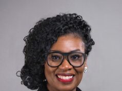 Sorridente chefe do distrito escolar do meio-oeste será demitido após provocar um grande escândalo sobre o tratamento dispensado a sua equipe