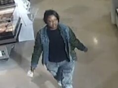 Mulher é presa por esfaquear gestante aleatoriamente com faca de carne no estacionamento de um supermercado