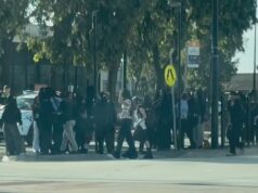 O shopping é bloqueado quando cinquenta adolescentes começam a brigar em um jogo depois da escola.