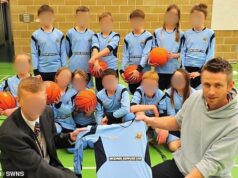 Professor espancado após enviar por engano vídeos secretos de pernas e nádegas de mulheres para o sistema de TI da escola primária