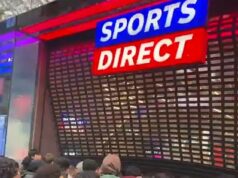 O momento em que os fãs enlouquecidos de Pokémon forçaram a abertura das venezianas do Sports Direct enquanto corriam para dentro em busca de milhares de novos cartões colecionáveis.