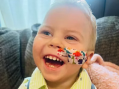 Mal além das palavras: mãe e namorado deixam o adorável filho com necessidades especiais, de 4 anos, para morrer em uma cadeira de rodas no armário sob as escadas do porão